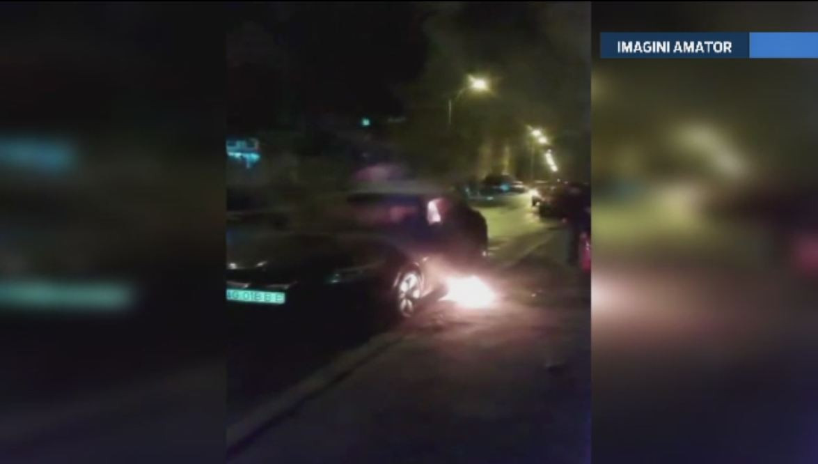 Masina de lux, incendiata pe o strada din Pitesti. Proprietarul bolidului este un cunoscut de-al politistilor