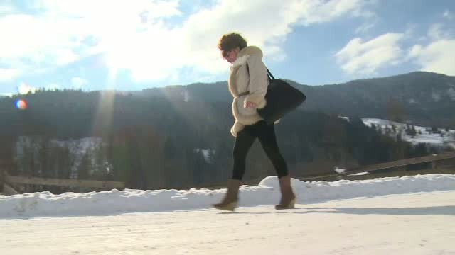 Povestea bibliotecarei care parcurge saptamanal 7 km pe jos, pentru ca elevii unui sat din Apuseni sa aiba acces la lectura