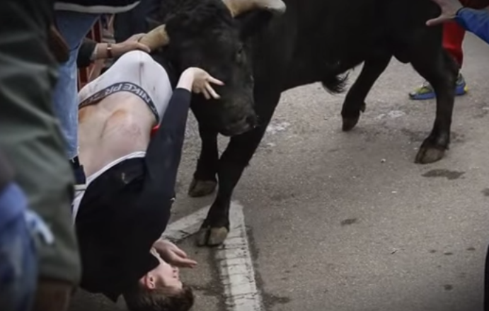 Un turist a fost luat in coarne de un taur furios, la un carnaval din Spania. Medicii spun ca nu au mai vazut o rana asa mare