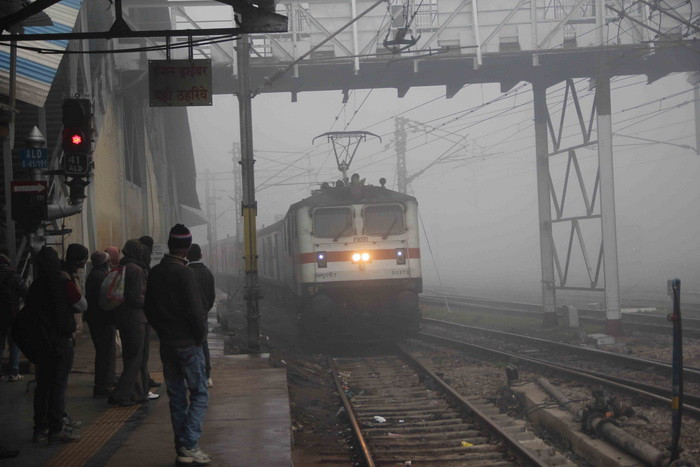 O indianca a nascut in toaleta unui tren, iar copilul a cazut pe sine. Cum s-a terminat incidentul