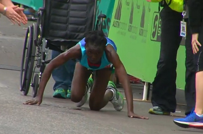 Ambitia uriasa a unei atlete din Kenya, care a ocupat locul trei dupa ce s-a tarat in genunchi pana la linia de sosire