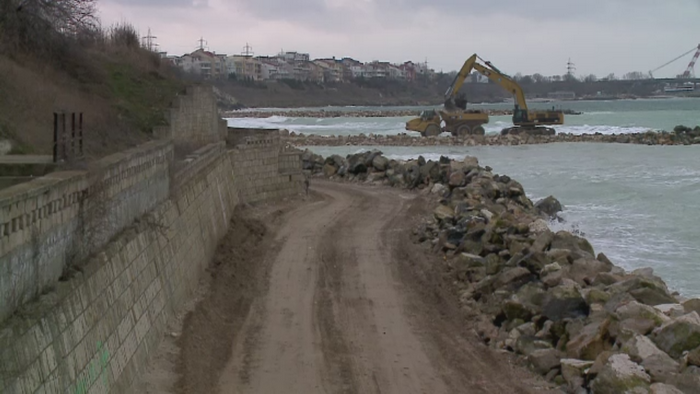 Furtuna si valuri imense pe malul marii. Vremea a ingreunat refacerea plajelor de pe litoral