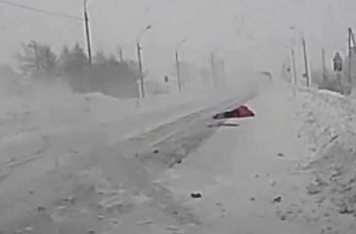 Accident terifiant pe o autostrada din Rusia. O femeie a supravietuit dupa ce a fost aruncata 15 metri in aer. VIDEO