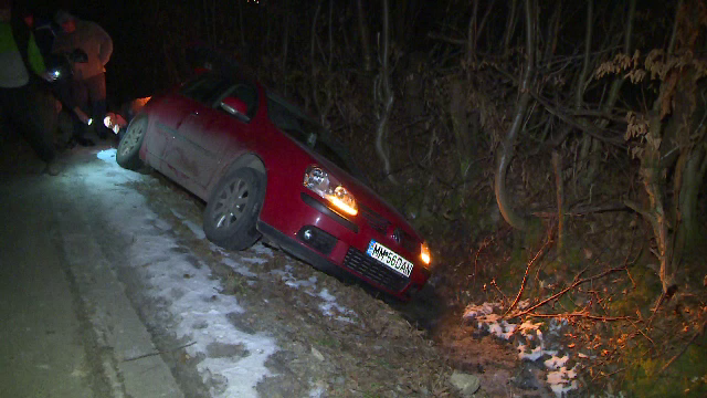 O femeie a ajuns cu masina in sant, dupa ce a vazut ca ii arde casa. A scapat teafara, dar locuinta a fost distrusa