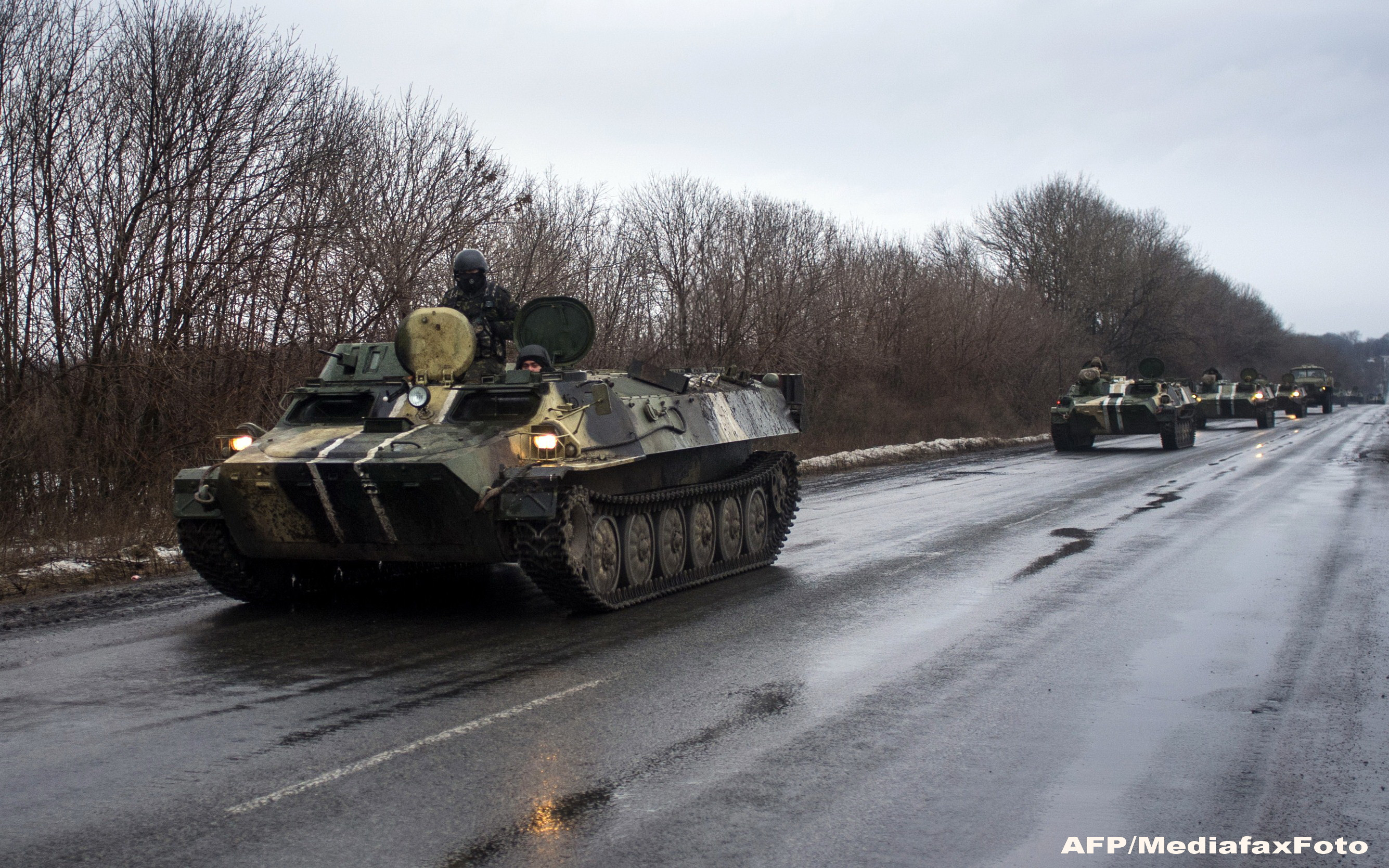 Un voluntar si un angajat al fiscului, ucisi in Ucraina. Masina lor a trecut peste o mina si a fost tinta unui lunetist