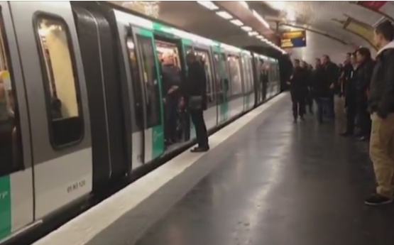 Ancheta in Franta. Fanii echipei Chelsea nu au dat voie unui barbat de culoare sa ia metroul: "Suntem rasisti!". VIDEO