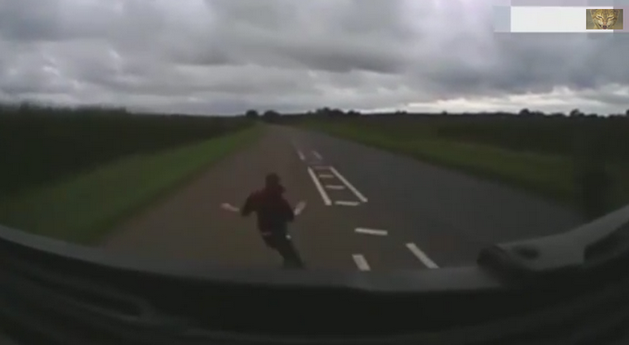 Un tanar britanic a fost lovit de un camion de 40 de tone. VIDEO. Momentul in care fuge ca si cum nu s-a intamplat nimic