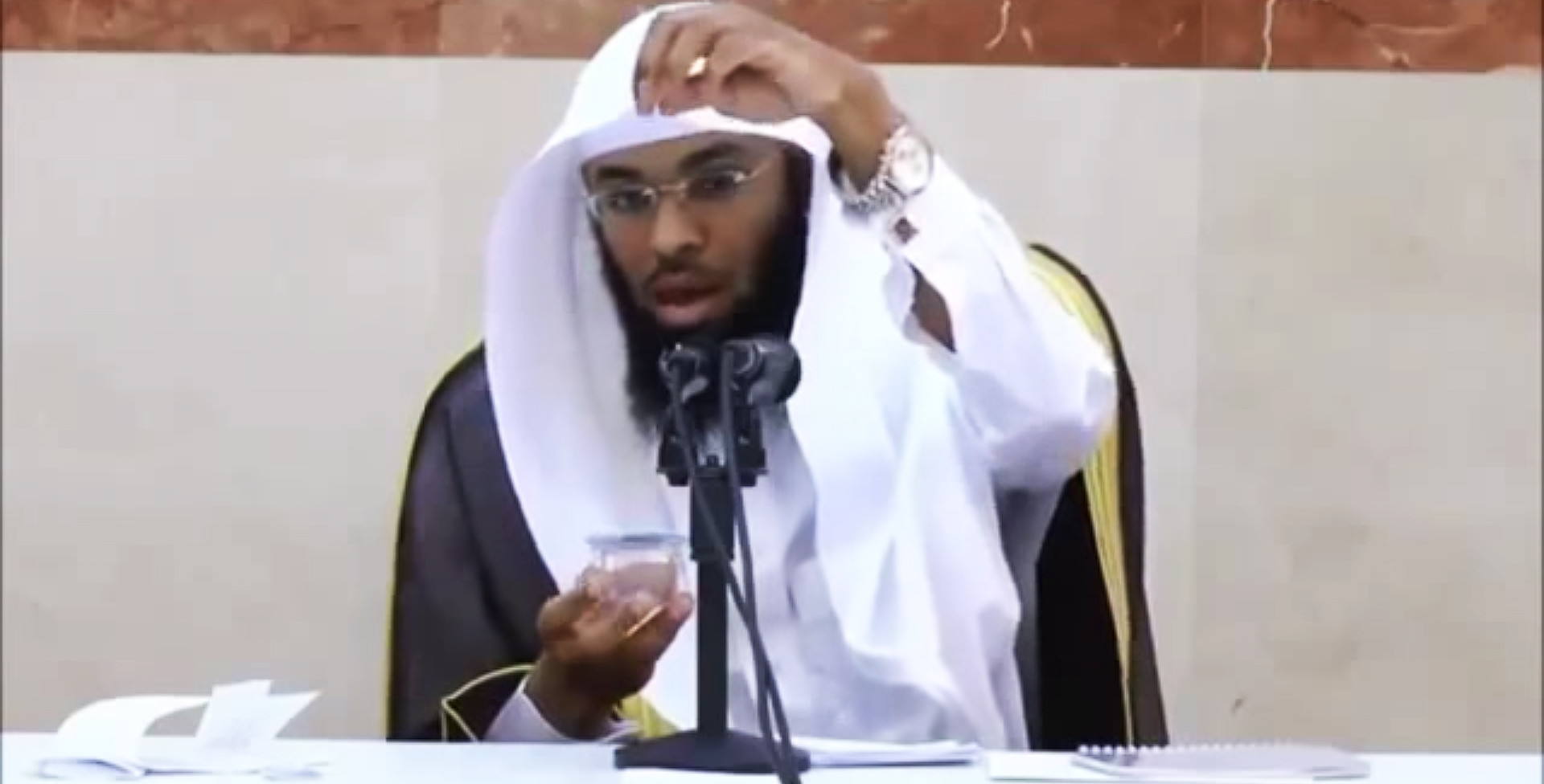 Un cleric islamic a devenit VIRAL dupa ce a explicat de ce Pamantul nu se poate roti. "N-am ajunge niciodata in China"