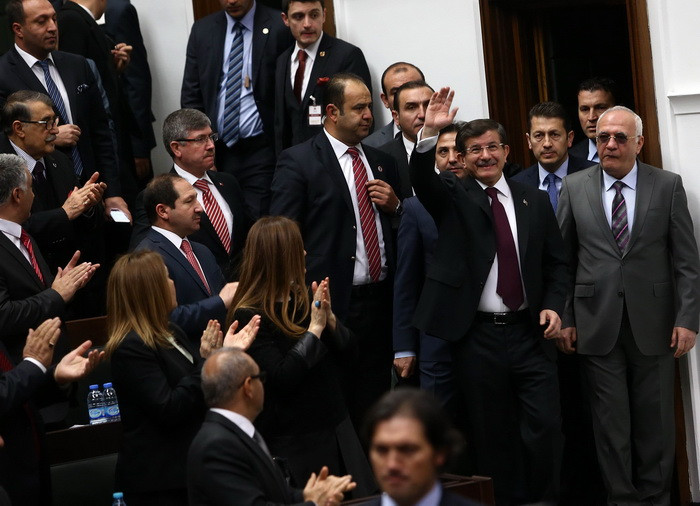 Bataie generala in Parlamentul Turciei. Cinci politicieni au fost raniti dupa ce s-a aruncat cu scaune si pahare. VIDEO