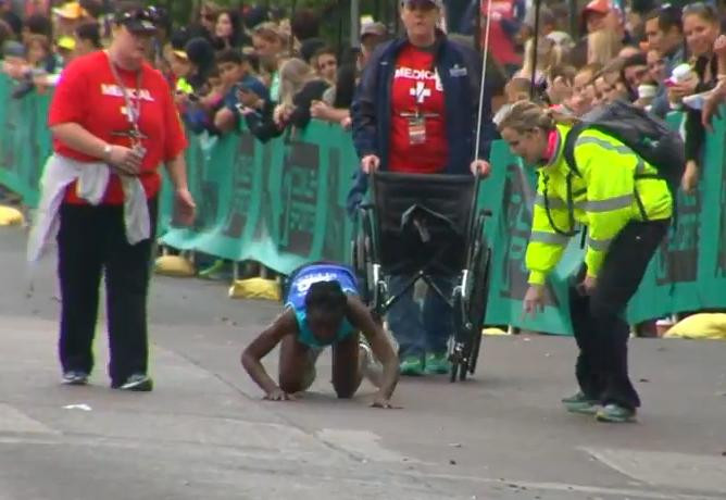O maratonista se taraste pana la linia de sosire dupa ce corpul sau cedeaza. VIDEO