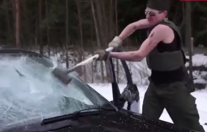 Cum s-a razbunat o tanara furioasa pe iubitul infidel, dupa ce l-a prins cu alta in masina. VIDEO