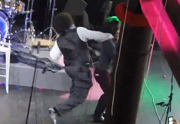 Rapperul Afroman a fost arestat dupa ce a lovit cu pumnul in fata o fana care a urcat pe scena in timpul unui concert. VIDEO