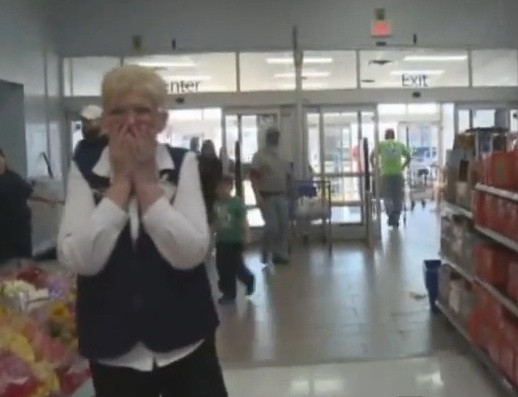 Momentul in care o femeie este ceruta in casatorie in public de fostul sot, la 43 de ani de la divort. VIDEO