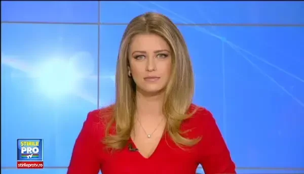 O femeie a ajuns cu masina in sant, dupa ce a vazut ca ii arde casa. A scapat teafara, dar locuinta a fost distrusa