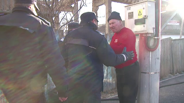 Un barbat din Tulcea a vrut sa-i ia la bataie pe pompierii veniti sa-i stinga casa in flacari. De ce s-a infuriat barbatul