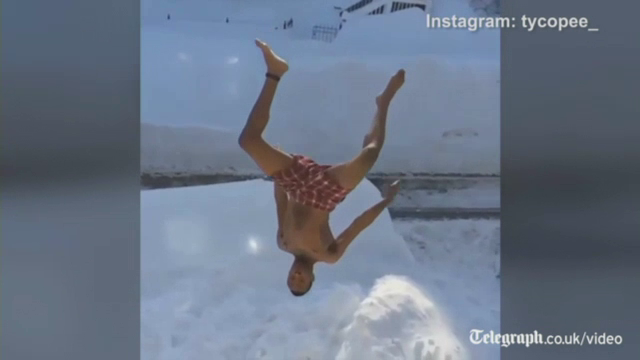 Distractie periculoasa in orasul Boston, acoperit de zapada. Primarul i-a avertizat pe tinerii care se amuza asa: E o prostie