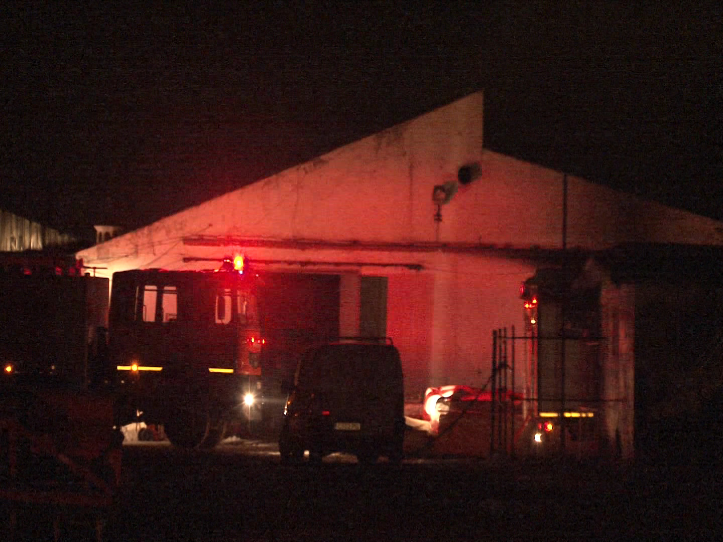 O fabrica de mobila din Campia Turzii a fost azi-noapte cuprinsa de flacari