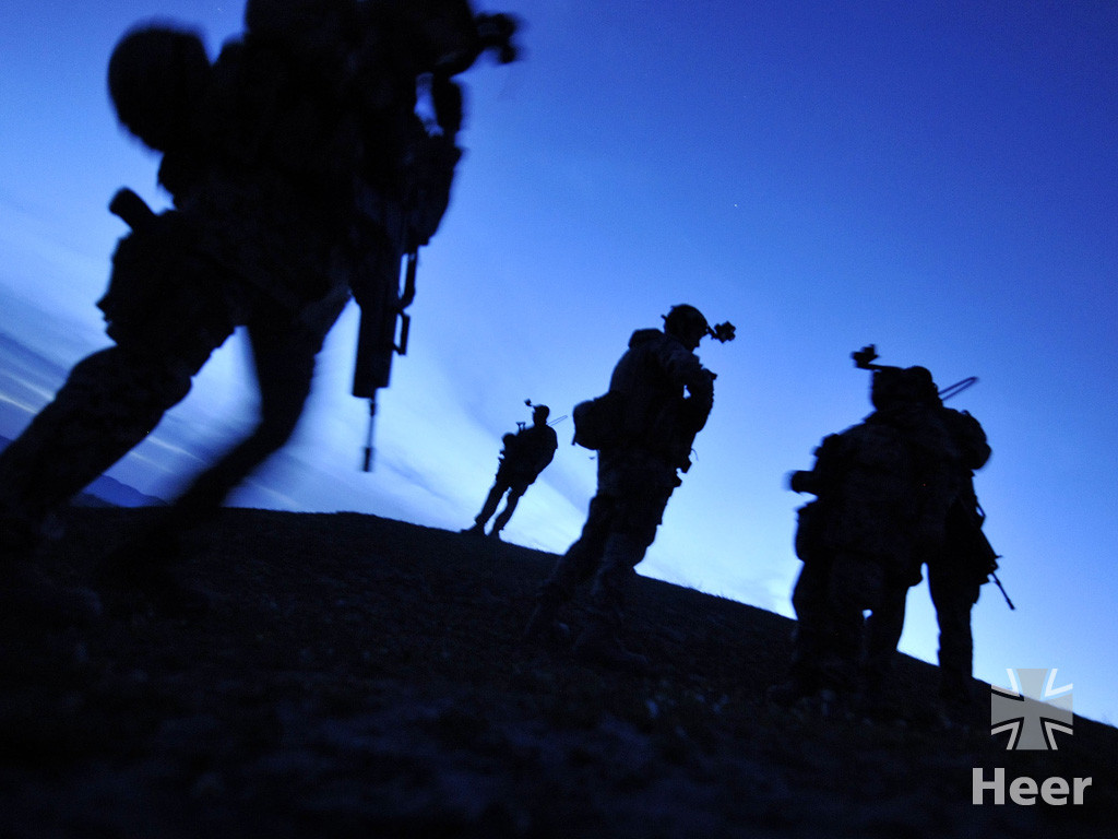 soldati germani Bundeswehr in actiune noaptea