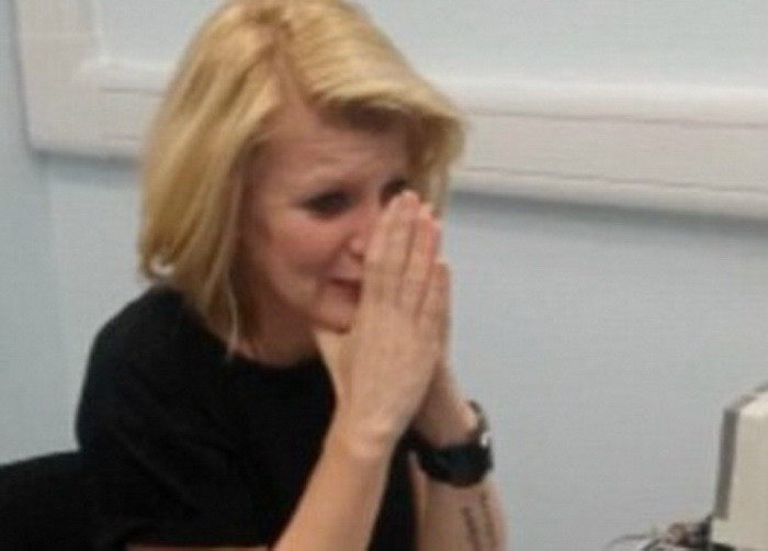 Momentul emotionant in care o femeie aude pentru prima data la 39 de ani, cu ajutorul unui implant cohlear. VIDEO