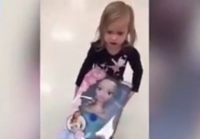 Fenomenul Frozen. O fetita a fost filmata de tatal ei in timp ce incerca sa fure o papusa uriasa dintr-un magazin. VIDEO