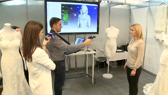 Nuntile au ajuns in era digitala. Cum arata rochia de mireasa creata cu ajutorul unui avatar si cununia filmata cu drona