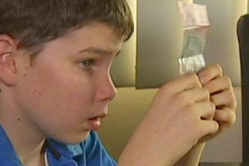 Banca Centrala din Australia isi schimba bancnotele dupa initiativa unui baiat orb in varsta de 13 ani