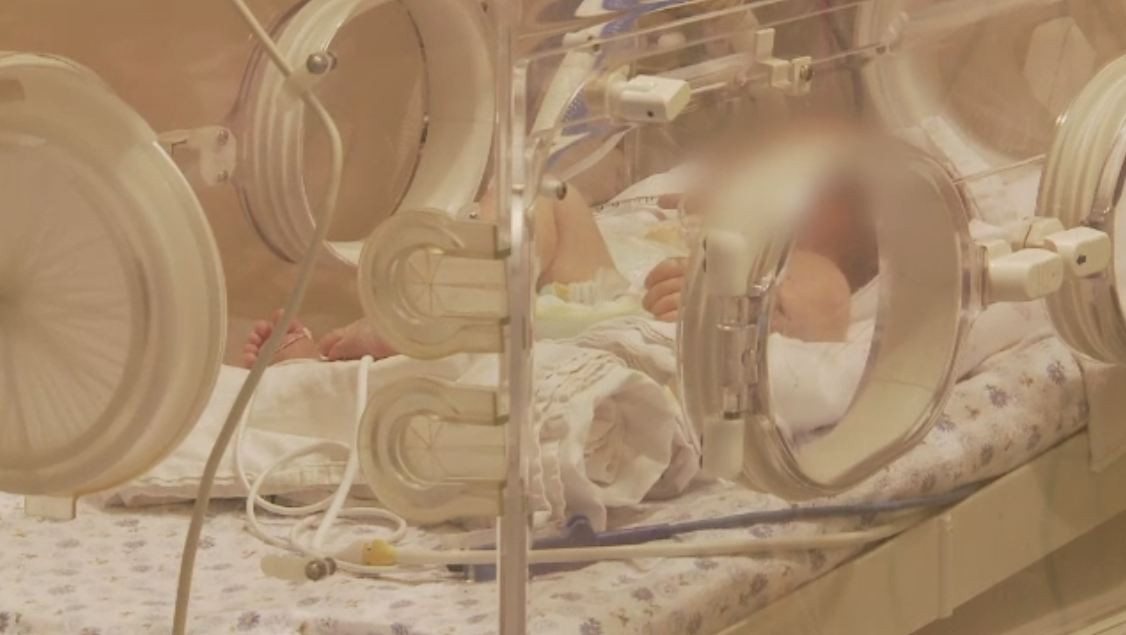 Bebelusul separat saptamana trecuta de fratele lui siamez a fost externat. Parintii au ales deja un nume pentru el