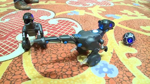 iLikeIT. Best of CES 2015: Becul cu Wi-Fi, senzorul pentru gradinarit, pixul inteligent si robotul-dinozaur