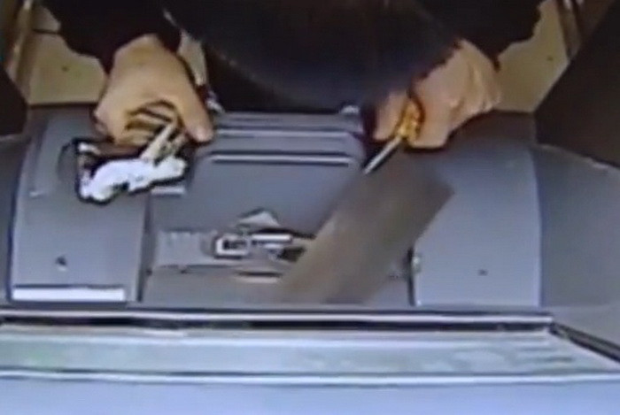 Razbunarea crunta a unui barbat dupa ce un bancomat i-a inghitit cardul. Momentul a fost filmat de camere