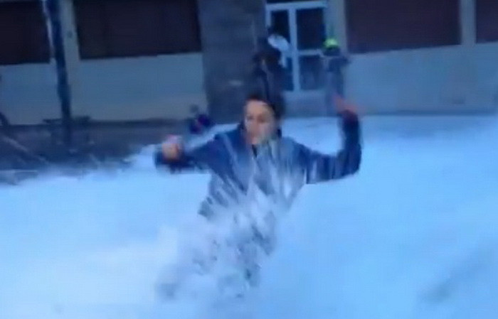 Momentul in care o reporterita franceza este doborata de un val urias in timpul unei transmisiuni in direct. VIDEO