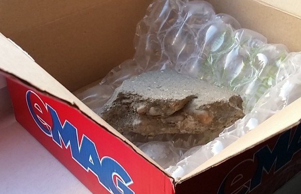 A cumparat un smartphone de 1.200 de lei si a primit in schimb o piatra. Surpriza neplacuta pe care a avut-o un timisorean