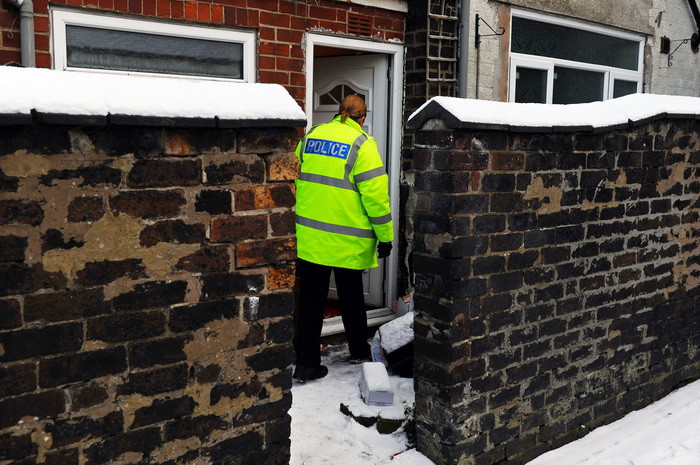 Momente terifiante in gradina unei familii britanice. Barbat surprins in timp ce incerca sa-si injunghie sotia in gat