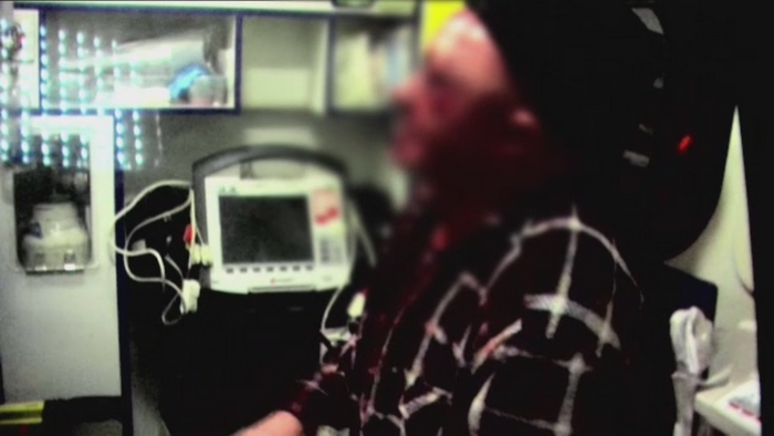 Torturati si desfigurati pentru 1.200 de lei. Doi batrani din Buzau au fost batuti si lasati intr-o balta de sange de un hot