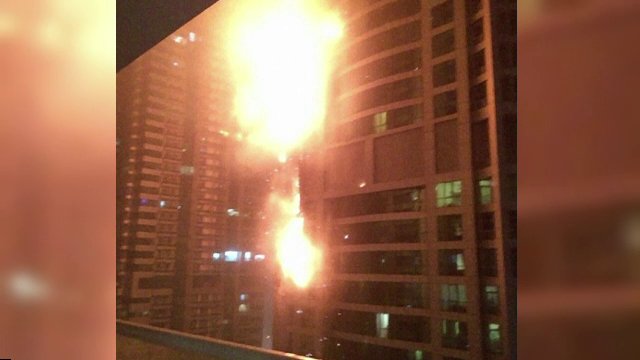 Incendiu de amploare intr-un zgarie-nori din Dubai. Imaginile surprinse de persoanele care locuiesc in cladirile vecine