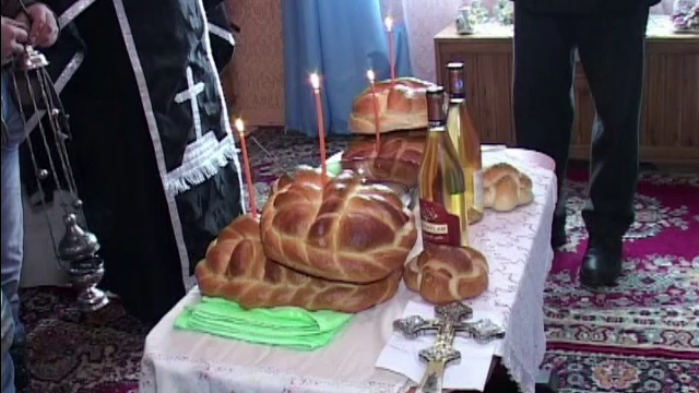 Lipsa banilor schimba traditia inmormantarilor, in Romania. Cu ce vor fi inlocuite parastasele si coroanele de flori