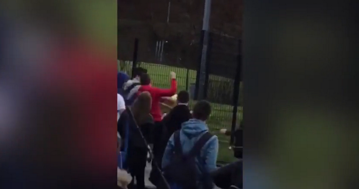 Incident violent in Scotia. Un barbat loveste un elev si apoi este batut de sapte tineri