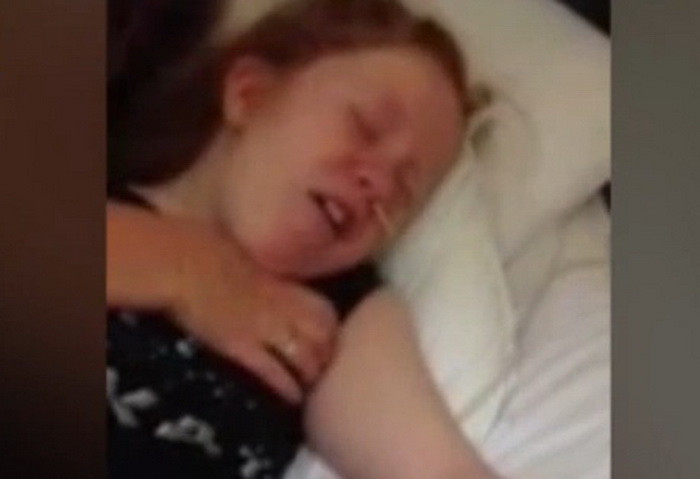 O adolescenta britanica sufera de o boala extrem de rara, care ii provoaca dureri in stomac asemanatoare travaliului