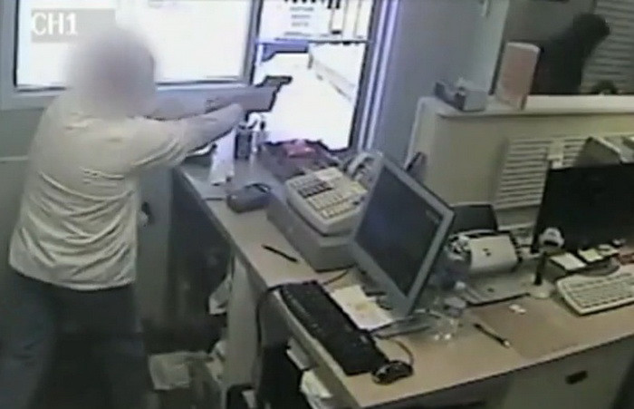 Momente de panica intr-o farmacie, dupa ce un barbat inarmat i-a amenintat pe angajati. Ce a facut unul dintre farmacisti