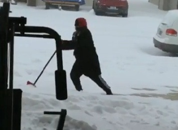 Ce se intampla cand un tanar din SUA incearca sa indeparteze zapada din fata casei. Clipul de care rade tot internetul