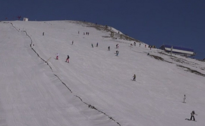 Sambata de poveste pe Valea Prahovei. Turistii au facut plaja si au baut bere la 10 grade Celsius
