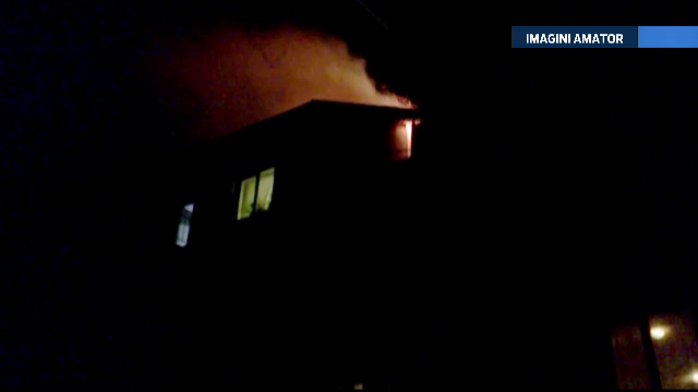 Panica intr-un bloc din Flamanzi, dupa ce mansarda a luat foc. Incendiul a fost provocat de o centrala termica