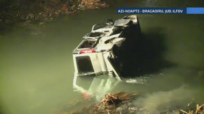 Accident cu zece victime la iesirea din Bragadiru. Cinci persoane au ajuns cu microbuzul in râu
