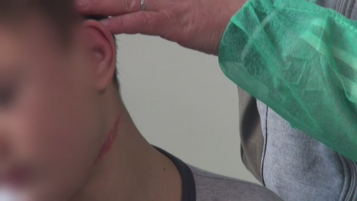 Un copil dintr-un sat galatean a fost lovit si strans de gat de un vecin. Motivul disputei violente dintre cei doi