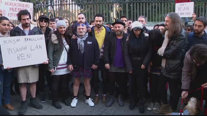 Manifestatie ciudata in Turcia. Motivul pentru care zeci de barbati s-au imbracat in fuste mini