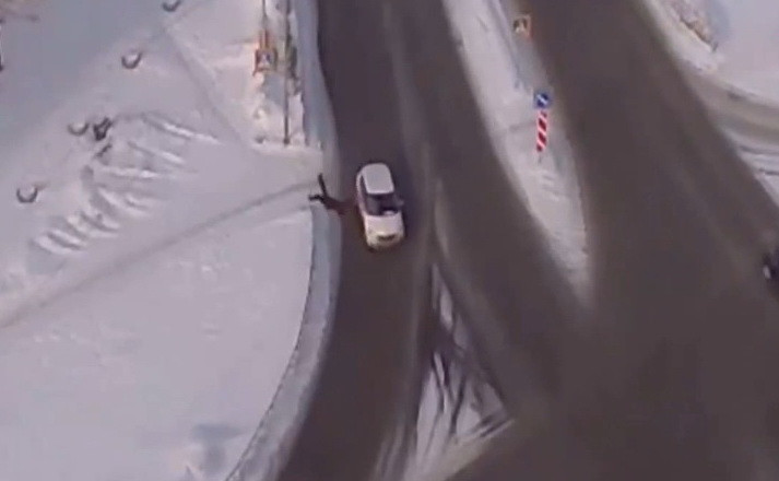 O pensionara a supravietuit miraculos dupa ce a fost aruncata in aer de o masina, pe o strada alunecoasa. VIDEO