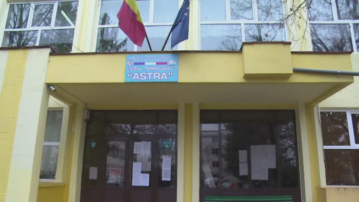 Un elev din Pitesti a ajuns la spital, dupa ce s-ar fi drogat cu etnobotanice. Baiatul a picat cu capul pe banca