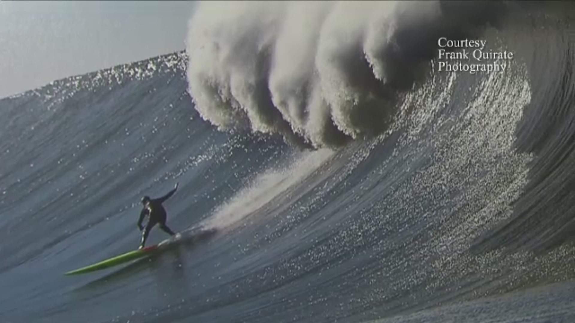 Surfer-ul din SUA care isi risca viata pentru a face fotografii spectaculoase. Cum se descurca printre vartejurile de apa