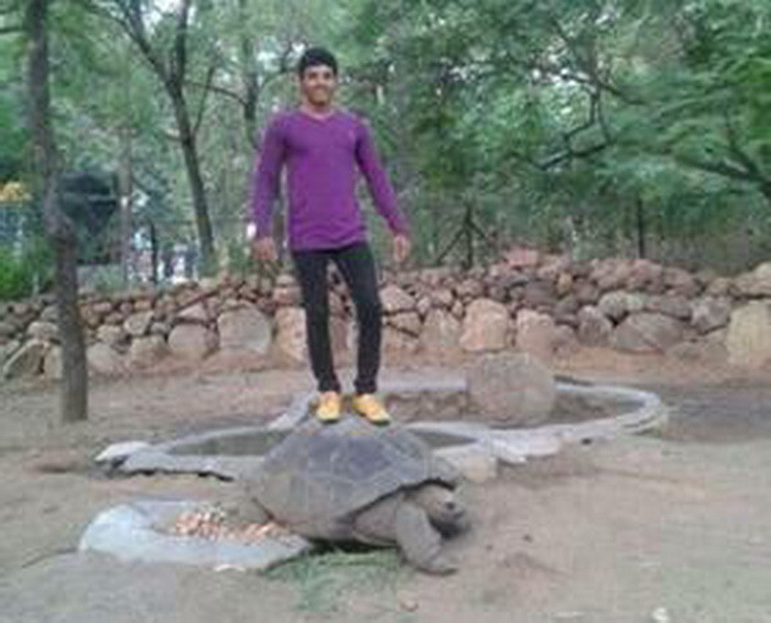 Cum a reusit un indian sa fie arestat imediat dupa ce a postat o fotografie pe Facebook. Ipostaza inedita in care a aparut