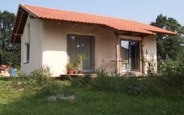 Un arhitect din Brasov construieste case de 1.000 euro. Cum arata locuintele din paie, extrem de populare in Norvegia