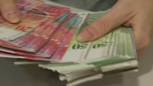 Moneda care se "supraevalueaza semnificativ", la 5 luni de la socul valutar din ianuarie. Multi romani sunt restantieri